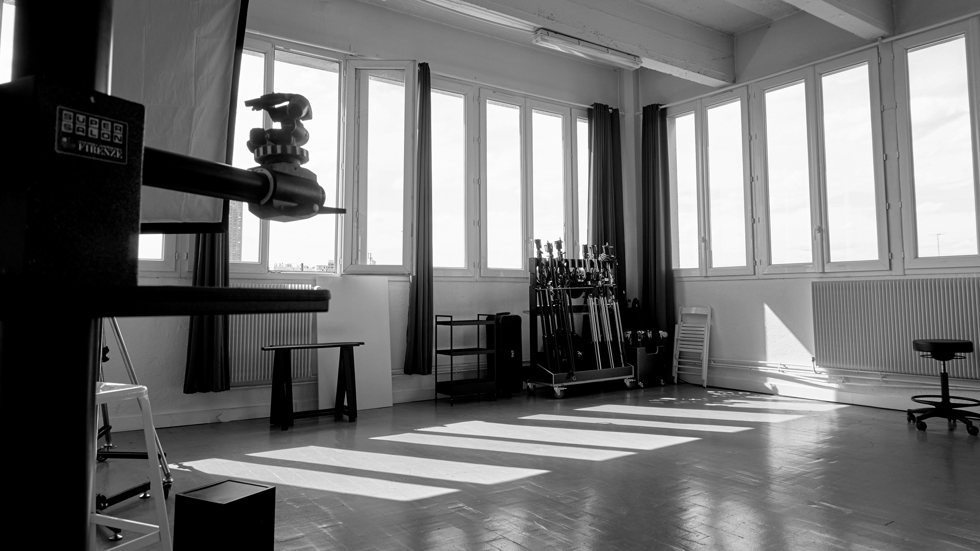Plateau du studio Zilizou à Pantin : grande salle lumineuse aux larges fenêtres