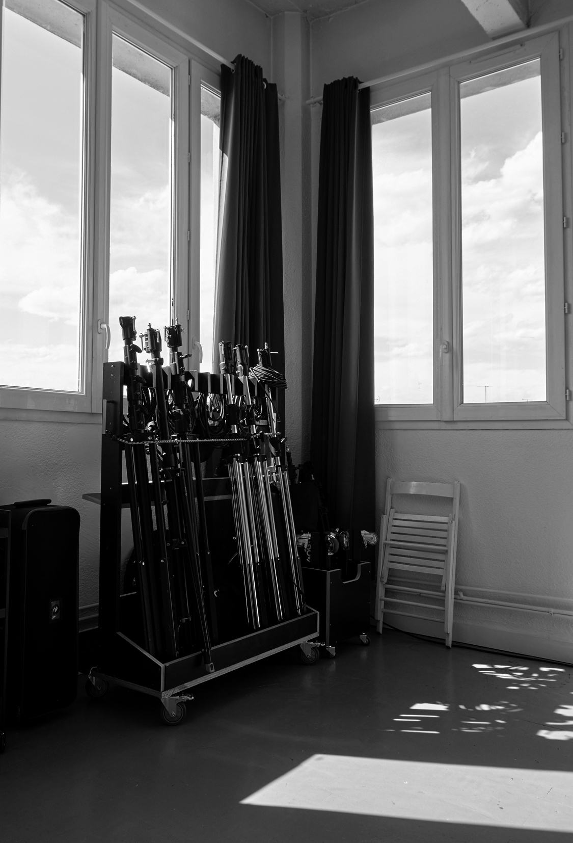 Rack de pieds de flash et supports de lumière devant les fenêtres du studio Zilizou