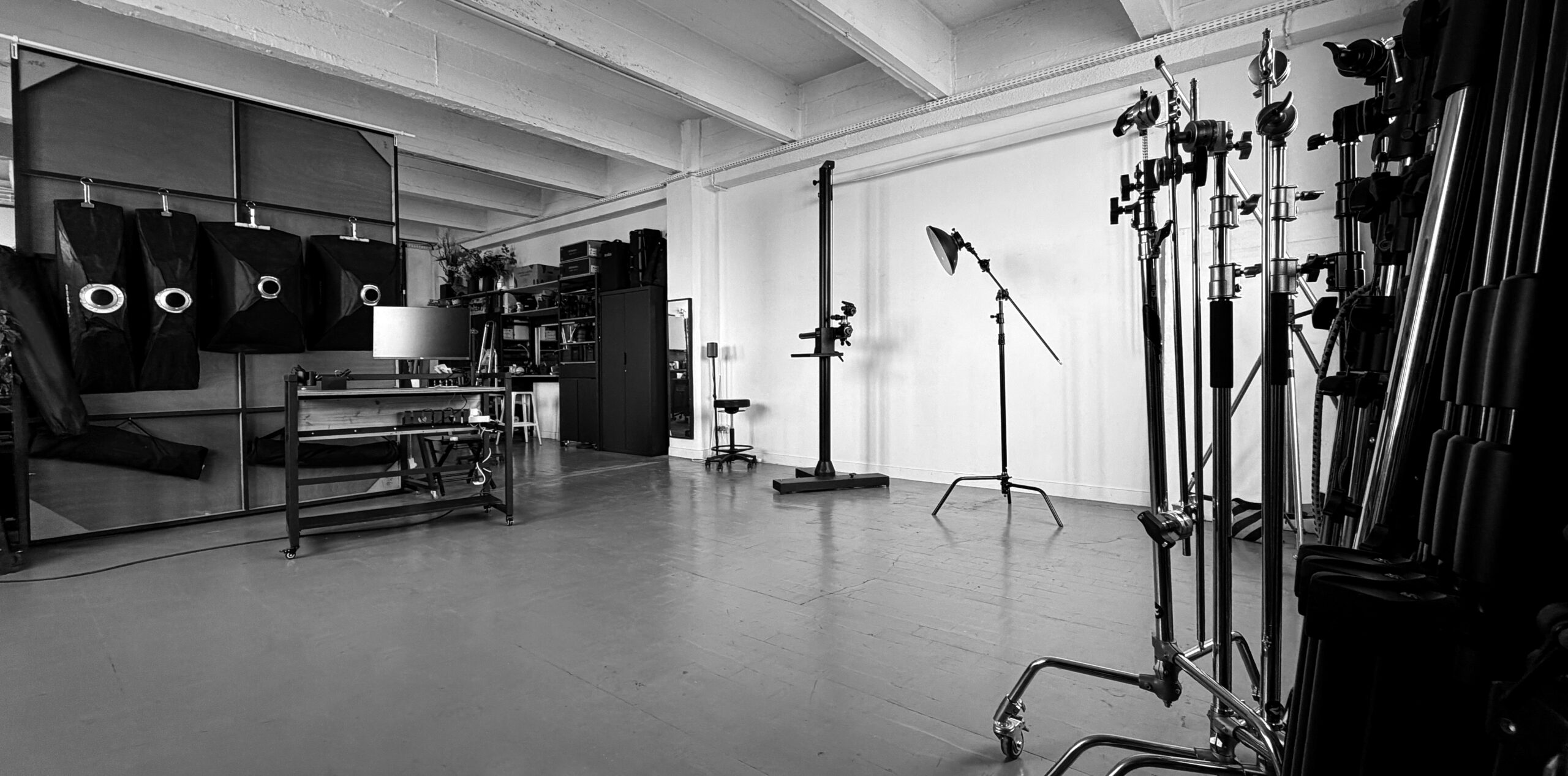 Vue d'ensemble du studio Zilizou avec projecteurs sur pieds et fond de studio