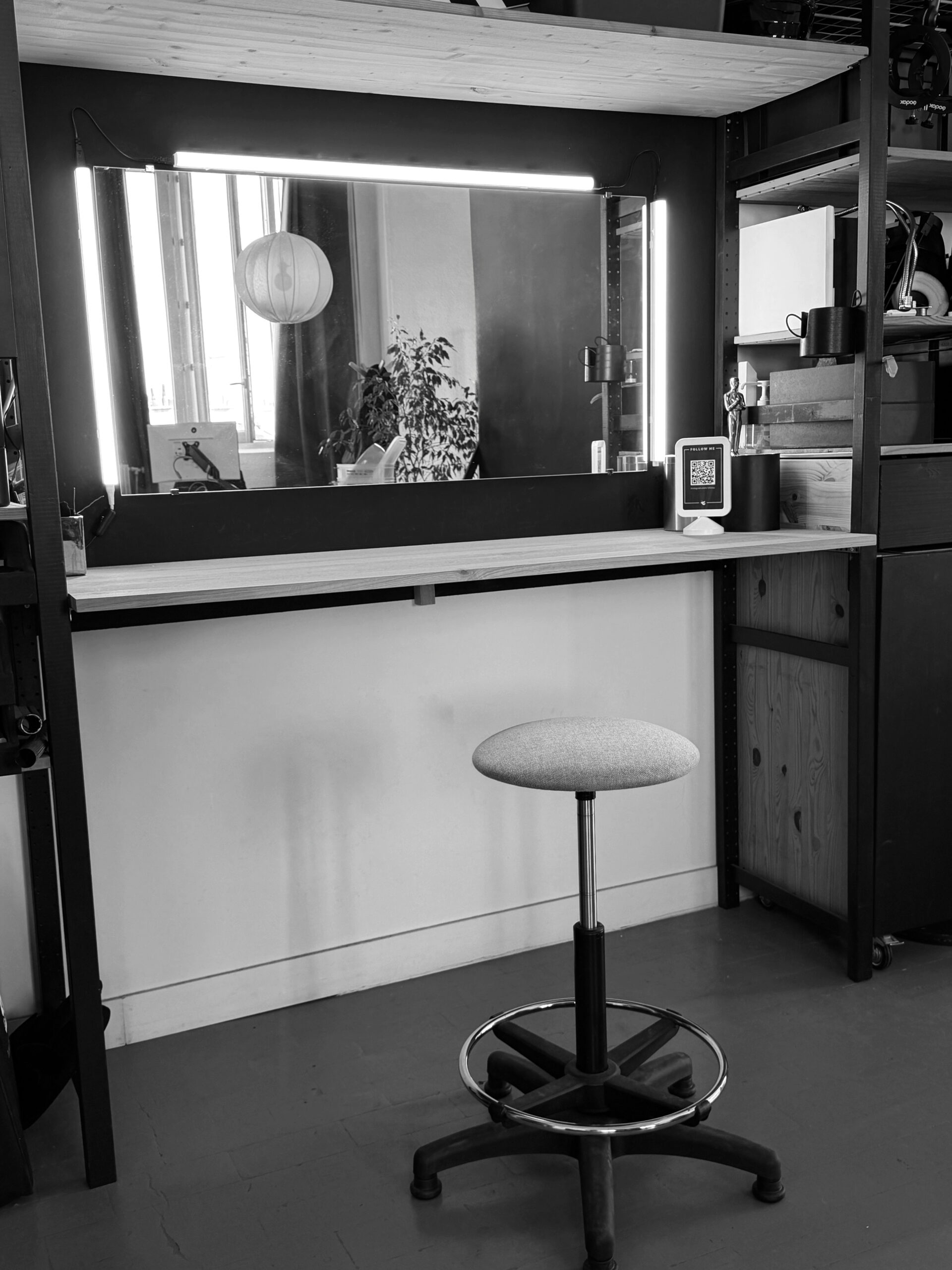 studio zilizou Comptoir avec tabouret et miroir dans le studio Zilizou
